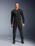 Alpinestars Troop-Air Pro Jacket, casaco de motociclismo técnico blindado preto, com painéis de malha e fechos frontais, usado com calças pretas a condizer e botas de condução, equipamento urbano premium