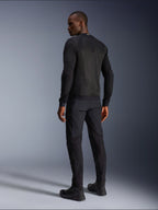 Alpinestars Troop-Air Jacket, casaco de motociclismo técnico preto, vista traseira com amplos painéis de malha para uma ventilação superior, usado com calças pretas e botas de condução, design urbano contemporâneo elegante para condução no verão.