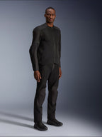 Casaco Alpinestars C-1 Air, preto, vestido por um modelo com calças e sapatos de motociclismo pretos a condizer, com amplos painéis de malha técnica para circulação de ar, estética urbana limpa e um ajuste elegante.