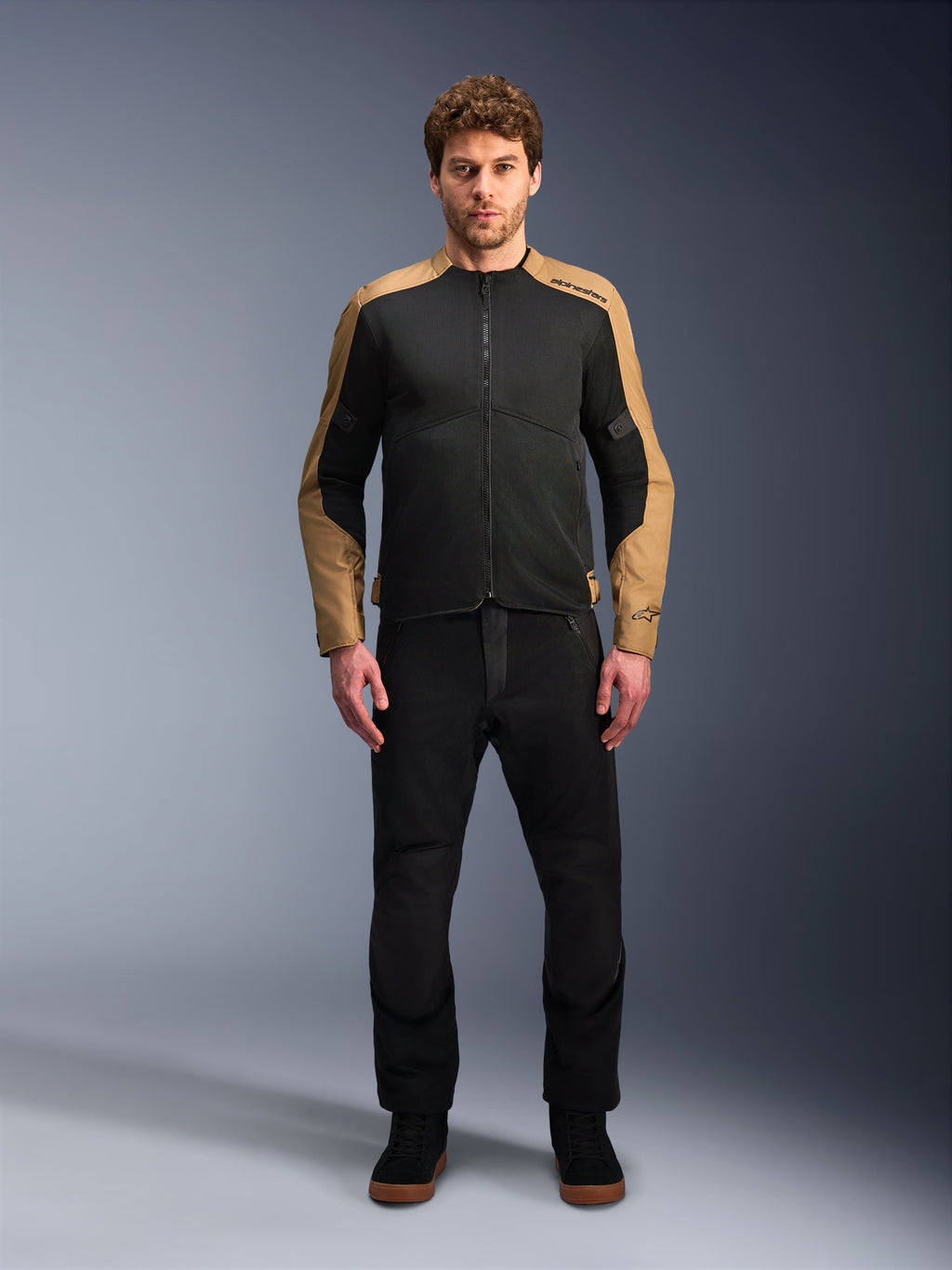 Alpinestars C-1 Air, casaco de moto urbano têxtil para homem em preto e areia com painéis de malha técnica respirável.