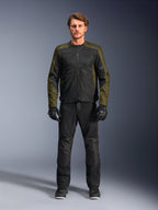 Casaco Alpinestars C-1 Air, caqui e preto, vestido por modelo masculino com calças e luvas de motociclismo pretas, design têxtil leve com painéis de malha técnica, equipamento de condução urbano contemporâneo
