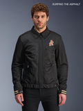 Alpinestars Jaqueta Ignite Air, casaco de moto urbano para homem em preto, vista frontal num modelo com gola de camisa tradicional, gráficos inspirados em clubes no peito e construção certificada CE.