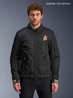 Alpinestars Jaqueta Ignite Air, casaco de moto urbano para homem em preto, vista frontal num modelo com gola de camisa tradicional, gráficos inspirados em clubes no peito e construção certificada CE.