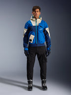 Alpinestars Mogress Air Jacket, casaco de motociclismo urbano Blue Almond, usado com calças e botas pretas, com um design técnico em blocos de cor azul e creme, bolsos utilitários e capuz, vestuário de motociclismo contemporâneo inspirado no estilo streetwear