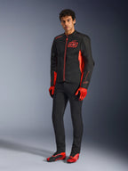 Casaco Alpinestars MM93 C-1 Air, casaco de motociclismo, vermelho fluo, vermelho vivo e preto, usado com luvas vermelhas, calças pretas e sapatos de condução vermelhos, com logótipo MM93 e construção em malha leve, equipamento de condução urbano contemporâneo
