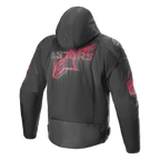 Casaco Alpinestars Zaca Air Venom WP, preto e vermelho vivo, vista traseira com um grande logótipo vermelho estilizado nas costas, casaco de motociclismo têxtil com painéis de malha 3D, capuz removível e sliders de ombro DFS Lite, vestuário de condução desportiva.