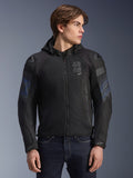 Casaco Alpinestars Zaca Air Venom WP, preto e azul elétrico, casaco de motociclismo têxtil com capuz removível e painéis em malha 3D para ventilação, com deslizadores de ombro DFS Lite e logótipo ASTARS no peito, vestido por um modelo masculino, equipamento de condução urbana de inspiração desportiva