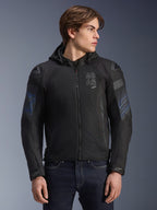 Casaco Alpinestars Zaca Air Venom WP, preto e azul elétrico, casaco de motociclismo têxtil com capuz removível e painéis em malha 3D para ventilação, com deslizadores de ombro DFS Lite e logótipo ASTARS no peito, vestido por um modelo masculino, equipamento de condução urbana de inspiração desportiva