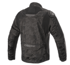 Alpinestars Jaqueta Têxtil T SP-5 Rideknit®, jaqueta de motociclismo, preto camuflado, vista traseira com painéis elásticos em malha, padrão de camuflagem em têxtil resistente à abrasão, logótipo Alpinestars na zona inferior das costas.