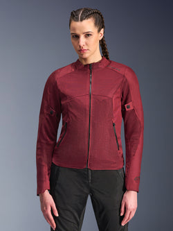 Alpinestars Stella C-1 Air Jacket, casaco de moto para mulher, vermelho bordeaux, painéis de malha para fluxo de ar, fecho frontal e bolsos com fecho, design desportivo ajustado, usado por uma modelo com calças de condução pretas