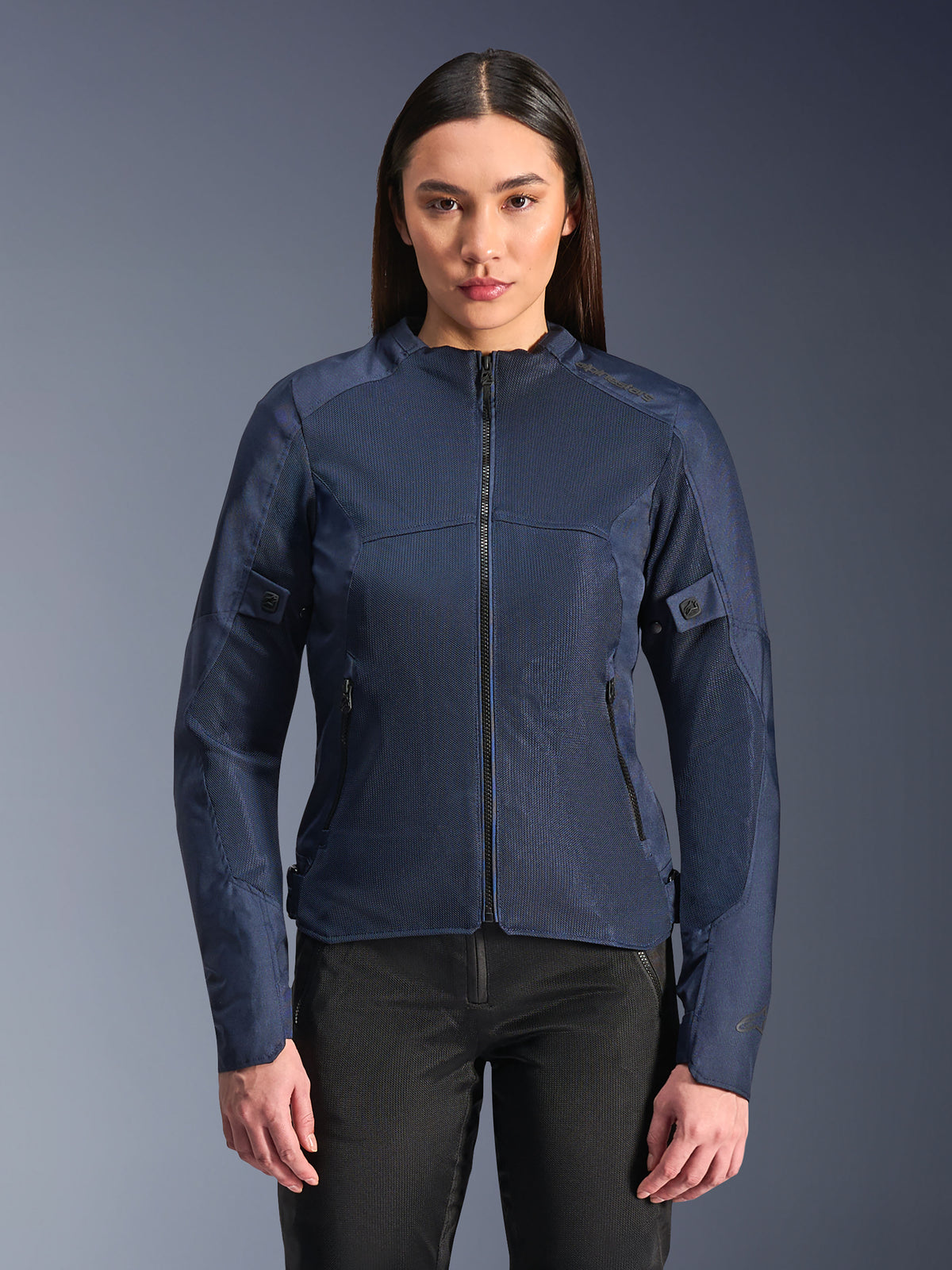 Alpinestars Stella C-1 Air Jacket em azul, casaco de motociclismo para mulher, modelado com calças de condução pretas, apresenta amplos painéis de malha para circulação de ar, fecho frontal e bolsos laterais com fecho, design contemporâneo e limpo