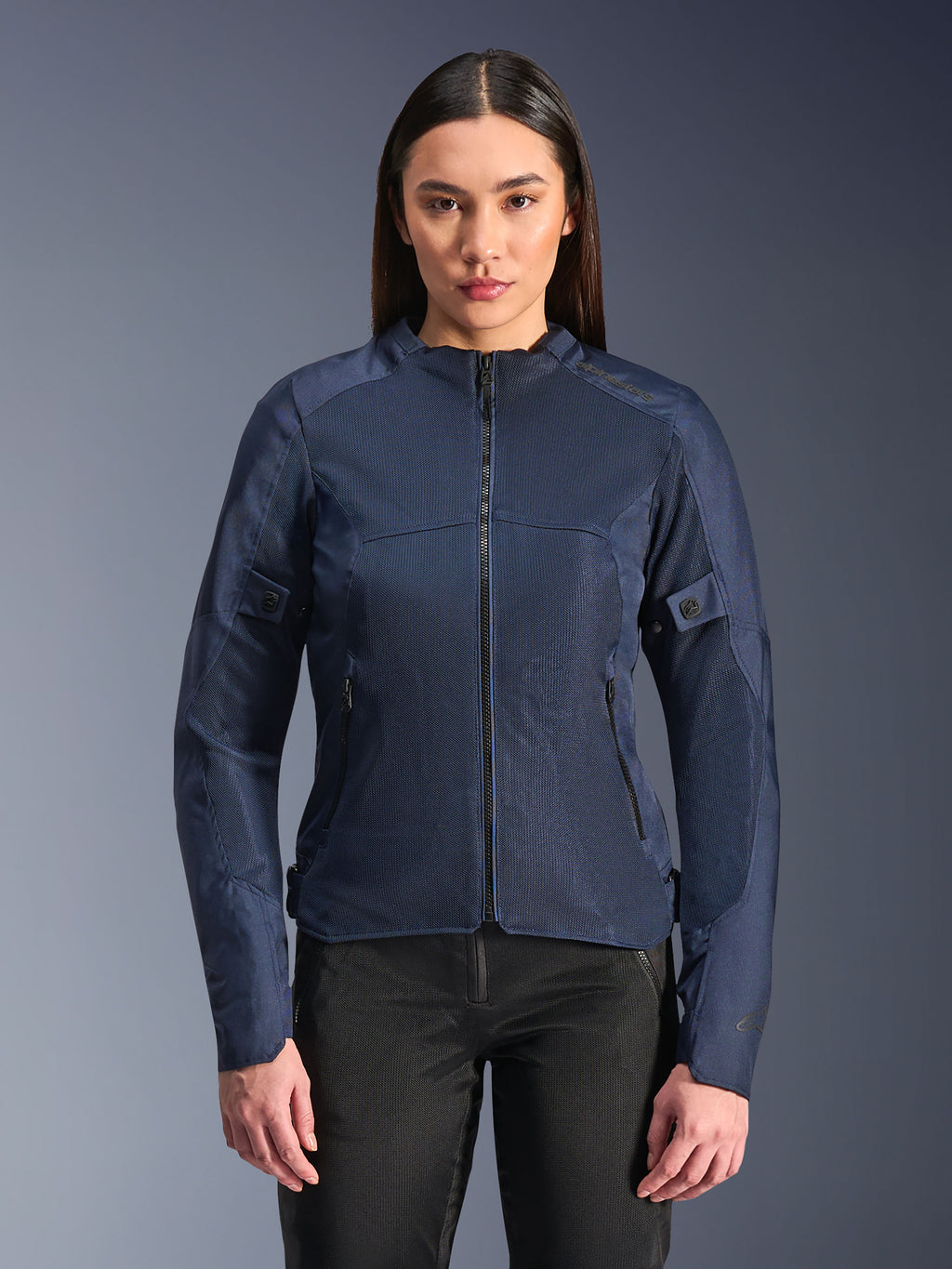 Alpinestars Stella C-1 Air Jacket em azul, casaco de motociclismo para mulher, modelado com calças de condução pretas, apresenta amplos painéis de malha para circulação de ar, fecho frontal e bolsos laterais com fecho, design contemporâneo e limpo