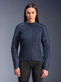 Alpinestars Stella C-1 Air Jacket em azul, casaco de motociclismo para mulher, modelado com calças de condução pretas, apresenta amplos painéis de malha para circulação de ar, fecho frontal e bolsos laterais com fecho, design contemporâneo e limpo