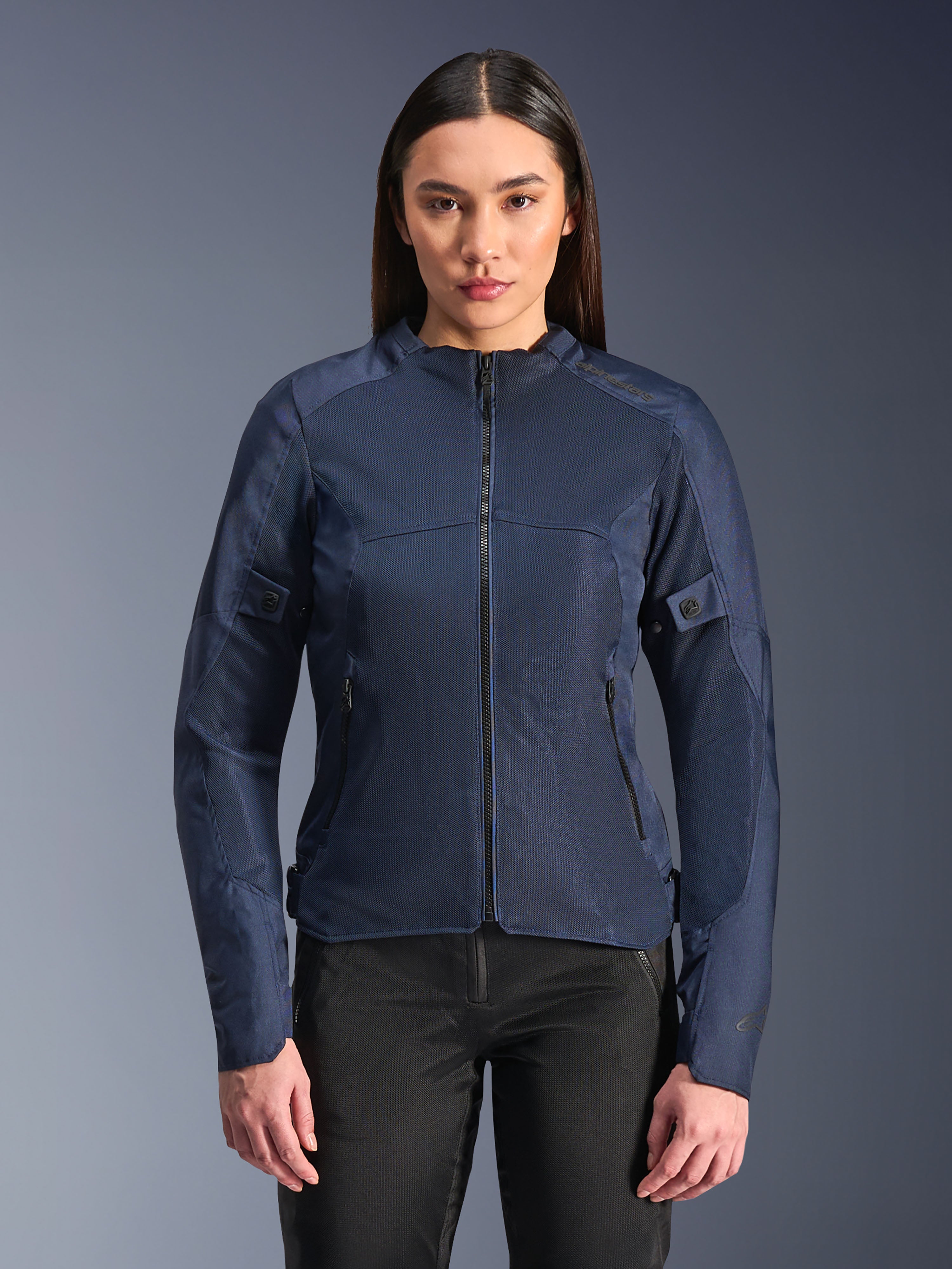Alpinestars Stella C-1 Air Jacket em azul, casaco de motociclismo para mulher, modelado com calças de condução pretas, apresenta amplos painéis de malha para circulação de ar, fecho frontal e bolsos laterais com fecho, design contemporâneo e limpo