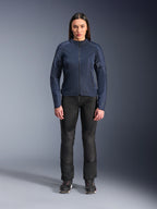 Modelo feminina a usar blusão Alpinestars Stella C-1 Air em Azul, blusão de motociclismo urbano com painéis de malha técnica, combinado com calças de motociclismo pretas e sapatilhas pretas, vista frontal em estúdio