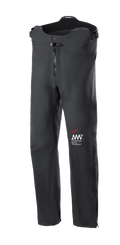 Alpinestars AMT Storm Gear Drystar XF Pant, calças de motociclismo touring pretas, impermeáveis e respiráveis, com fecho frontal, cintura ajustável com corte mais alto na parte de trás, construção durável com logótipo AMT vermelho e branco
