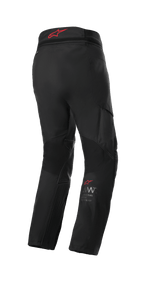 Alpinestars AMT 7 Air Pants, calças de motociclismo Adventure Touring, Preto Dark Shadow, vista traseira com logótipo Alpinestars vermelho na cintura, painéis de ventilação MATRYX e zonas elásticas para fluxo de ar e conforto.