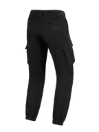 Alpinestars Flex-AST Cargo Pants, pretas, vista traseira de três quartos, calças de motociclismo urbanas com bolsos cargo laterais grandes, bainhas elásticas e logótipo subtil no bolso traseiro.