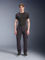 Alpinestars Flex-AST Cargo Pants, pretas, calças de motociclismo urbanas usadas por um modelo masculino com uma parte de cima de manga curta preta e sapatilhas, com um corte regular afunilado, bolsos cargo e pormenor de fivela de cinto integrada