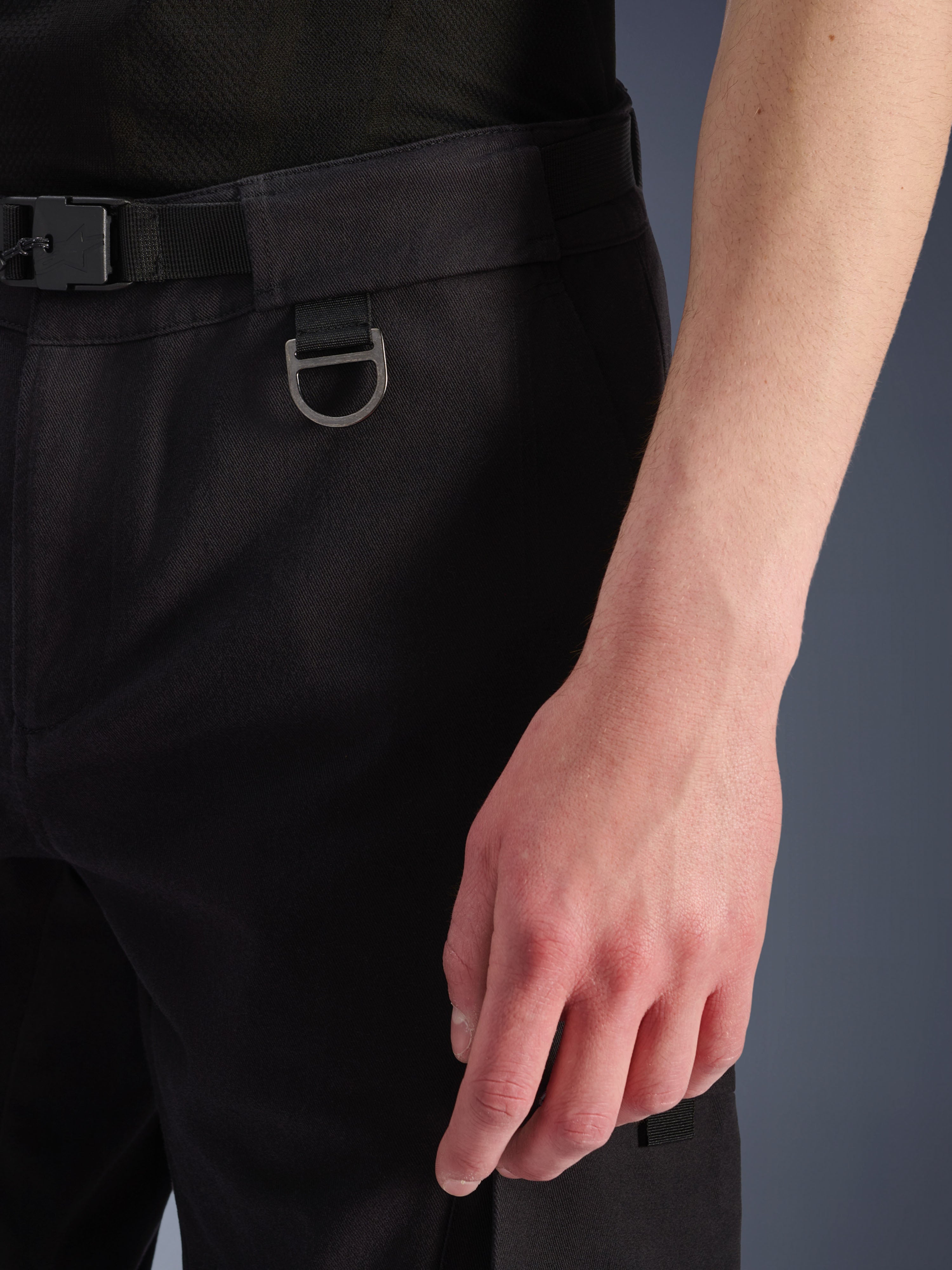 Alpinestars Flex-AST Cargo Pants, calças de motociclismo urbanas, pretas, pormenor da cintura com cinto integrado com fivela e uma argola metálica em D.
