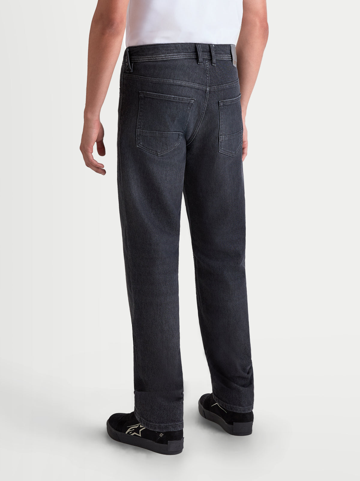 Alpinestars Flex Ast 8 Denim calças de ganga para homem, calças de moto urbanas em preto, vista traseira num modelo a mostrar a construção em ganga técnica de camada única, bolsos traseiros e corte regular
