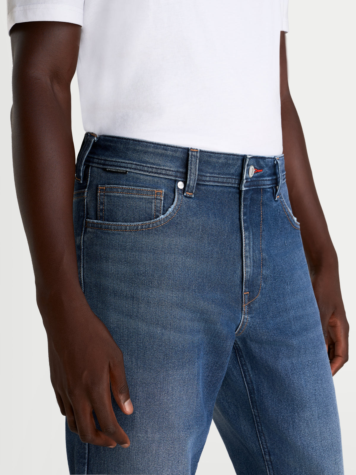 Alpinestars Flex Ast 8 Denim, calças de ganga de moto para homem, azul-médio, vista de perto com foco na cintura e na construção do bolso frontal num modelo