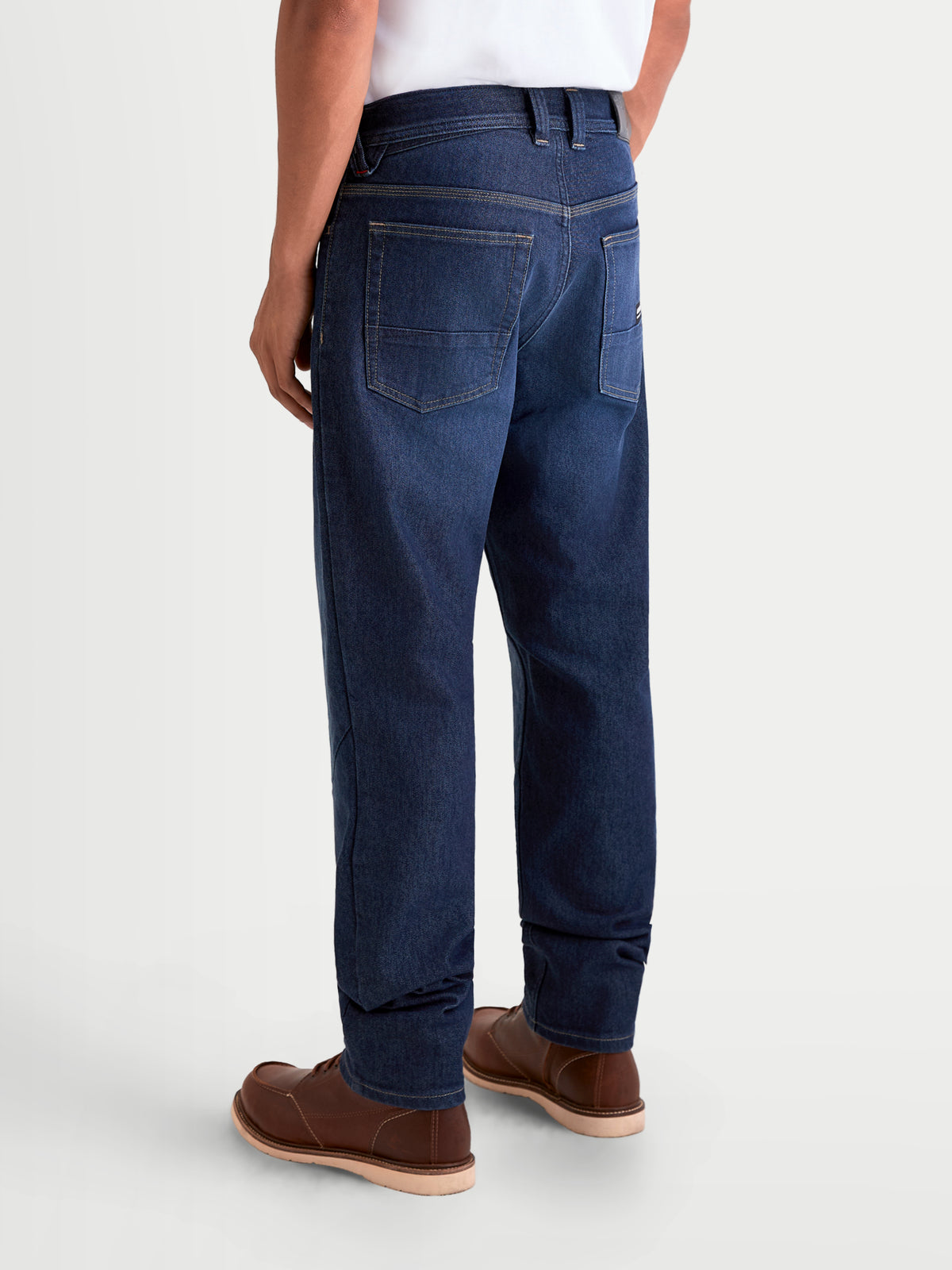 Alpinestars Flex Ast 7 Denim Calças, calças de ganga de moto urbanas para homem, azul escuro, vista traseira num modelo a mostrar a construção em denim técnico