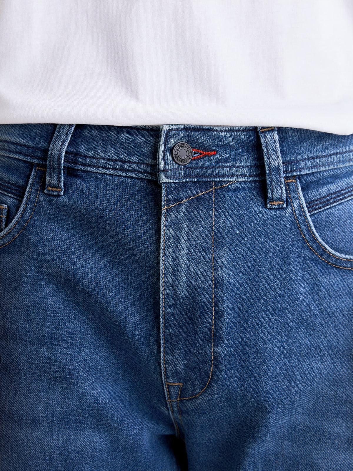 Alpinestars Flex Ast 7 Denim Calças Short, calças de ganga urbanas de moto, azul claro, close-up da cintura com botão de metal e construção de cinco bolsos
