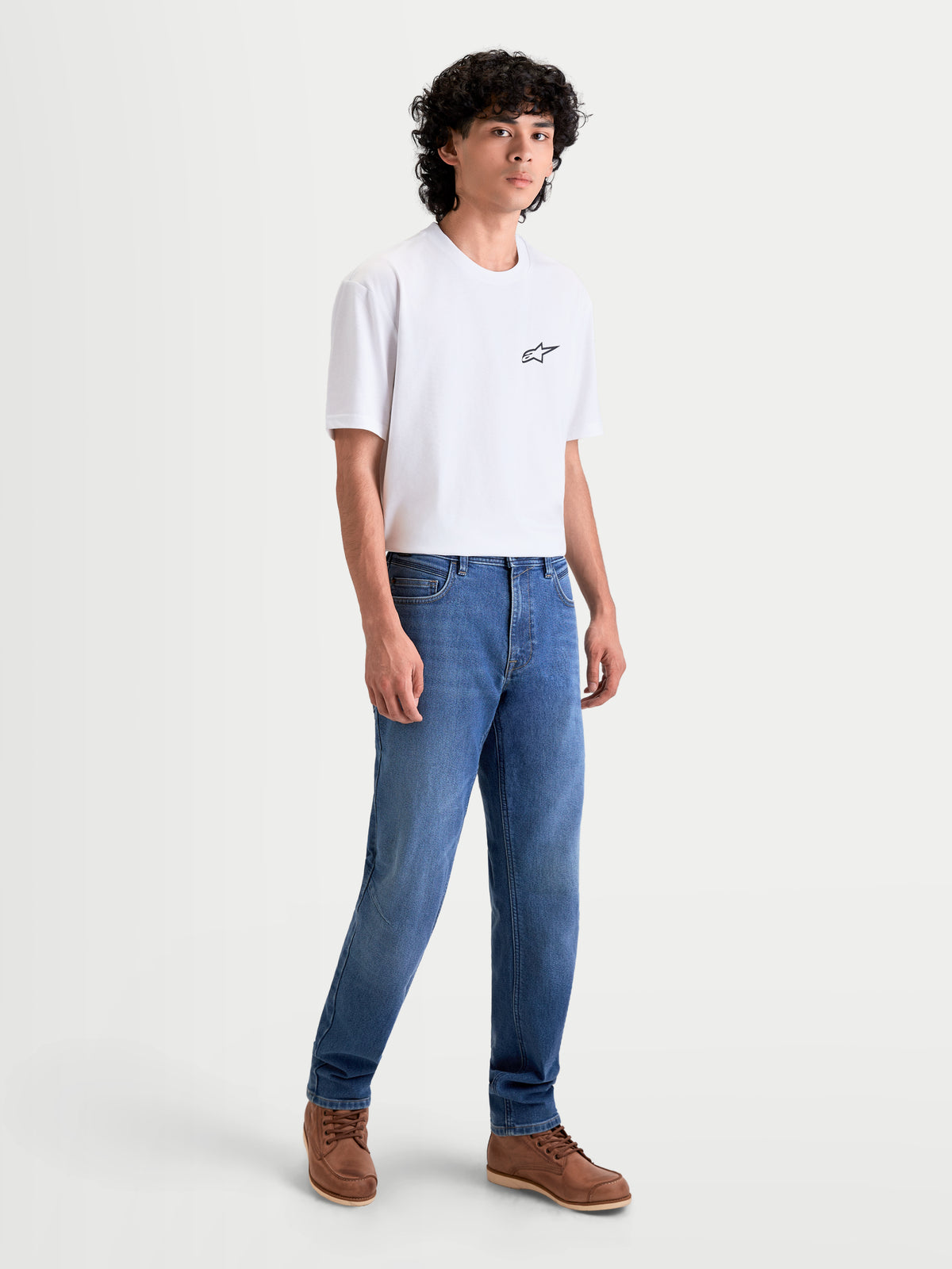 Alpinestars Flex Ast 7 Denim Calças Short, calças de moto urbanas para homem em azul claro, vista frontal completa num modelo a vestir roupa casual, ganga técnica com certificação AA e construção de camada única