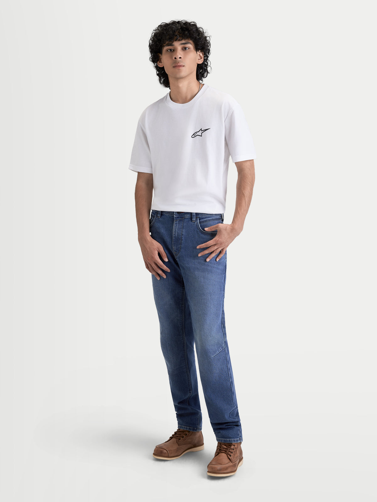 Alpinestars Flex Ast 7 Denim Calças Short, calças de ganga de moto urbanas para homem em azul claro, vista frontal num modelo de pé contra um fundo claro