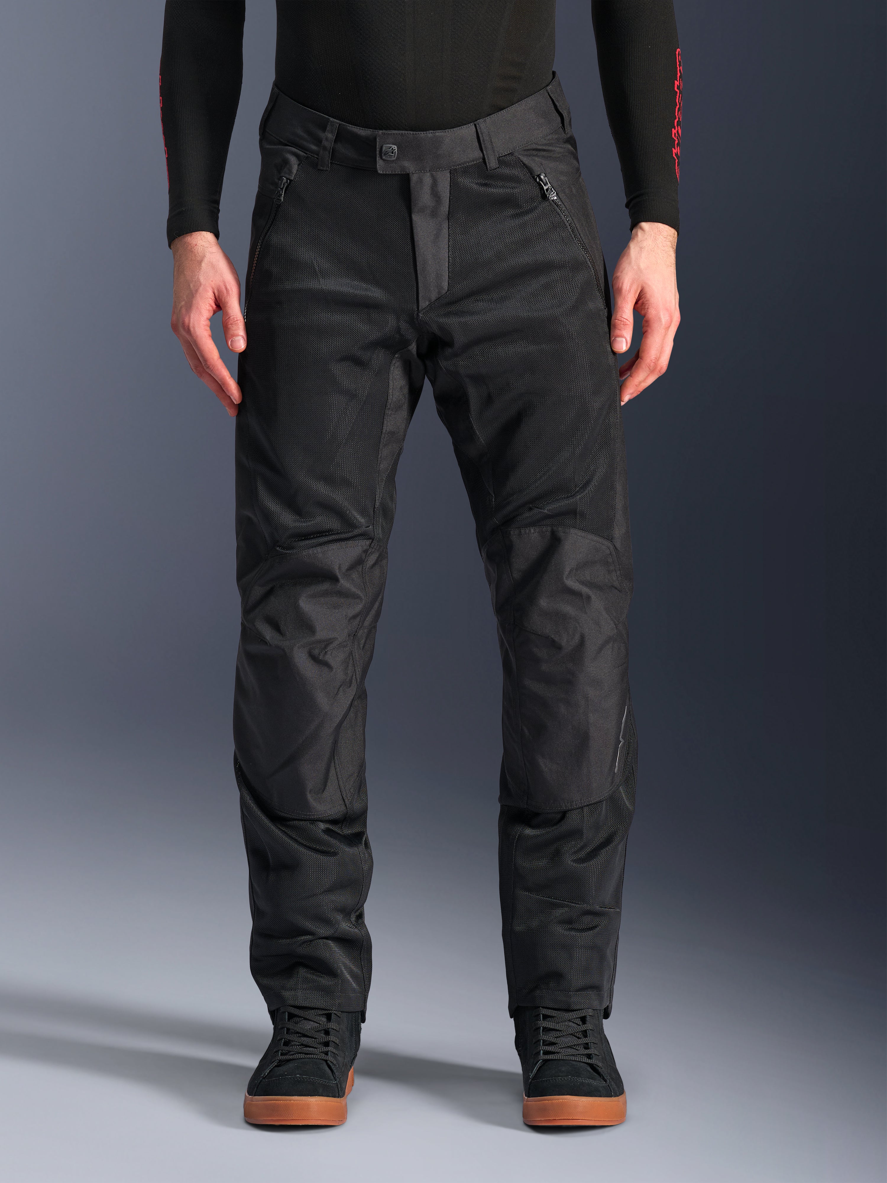 Alpinestars C-1 Air Pants, calças de motociclismo urbanas em têxtil pretas, com amplos painéis de malha para fluxo de ar, secções de joelho reforçadas, bolsos frontais com fecho e um corte ajustado e elegante