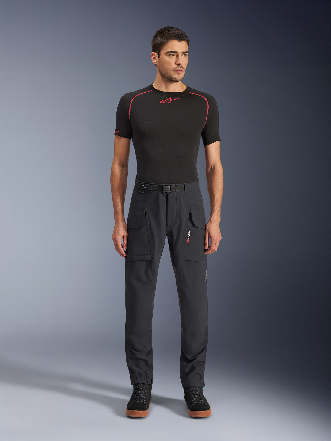 Alpinestars Juggernaut V2 Riding Pants, calças de moto para homem, cinzento-escuro com bolsos grandes, ajuste técnico, imagem de corpo inteiro sobre fundo degradê