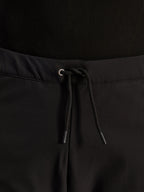 Calças Alpinestars Aeroshell Airflow, pretas, grande plano da cintura com cordão elástico de ajuste interno e detalhe de ilhós prateado, equipamento de motociclismo sport-touring