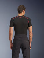 Alpinestars Flex-AST Canvas Pants, calças de motociclismo urbanas, pretas, vista traseira com destaque para o bolso traseiro com logótipo Alpinestars bordado, cós reforçado e pespontos contrastantes, combinadas com uma camada de base técnica preta