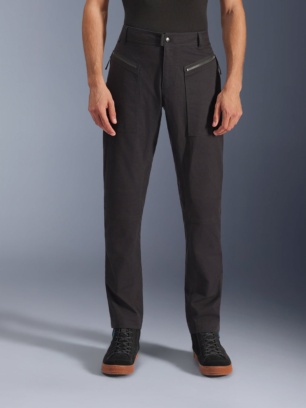 Alpinestars Flex-AST Canvas Pants, calças de motociclismo urbanas pretas, vista frontal com bolsos frontais com fecho de correr e corte ergonómico slim, fabricadas em sarja de policotão elástica, design inspirado em roupa de trabalho clássica para condutores urbanos