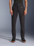Alpinestars Flex-AST Canvas Pants, calças de motociclismo urbanas pretas, vista frontal com bolsos frontais com fecho de correr e corte ergonómico slim, fabricadas em sarja de policotão elástica, design inspirado em roupa de trabalho clássica para condutores urbanos