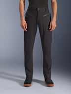 Alpinestars Flex-AST Canvas Pants, calças de motociclismo urbanas pretas, vista frontal com bolsos frontais com fecho de correr e corte ergonómico slim, fabricadas em sarja de policotão elástica, design inspirado em roupa de trabalho clássica para condutores urbanos