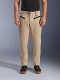 Alpinestars Flex-AST Canvas Pants, calças de motociclismo urbanas, castanhas, estilo workwear clássico, com bolsos frontais com fecho horizontal pretos e argola em D no passador do cinto, usadas com camisa e sapatos pretos, vista frontal em estúdio