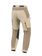 Alpinestars Maxdura Dual Pants, Walnut Aluminum, vista traseira de calças de motociclismo de aventura em bege e castanho, com painéis interiores pretos reforçados nos joelhos, aberturas de ventilação traseiras com fecho, detalhe do logótipo em vermelho e construção em poliamida elástica durável para condução dual-sport