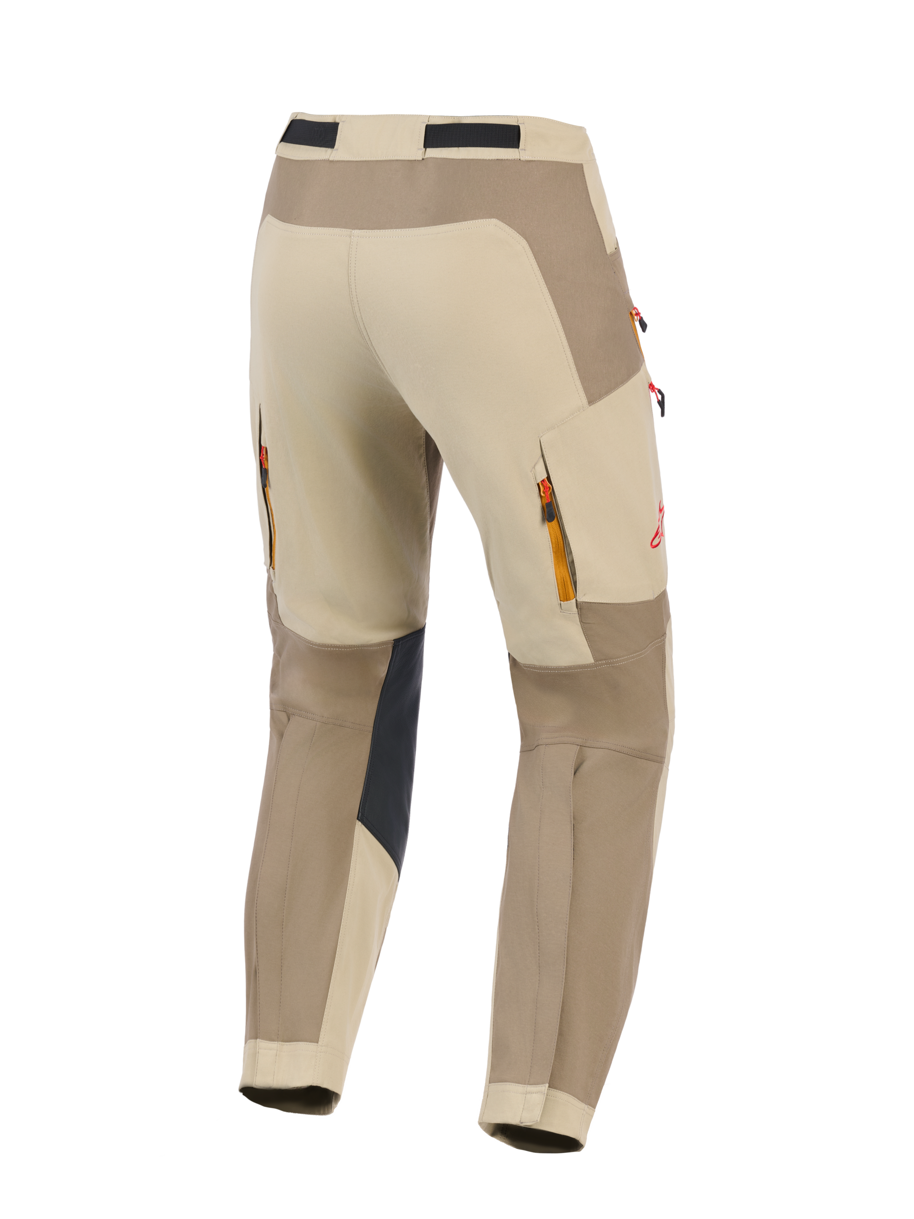Alpinestars Maxdura Dual Pants, Walnut Aluminum, vista traseira de calças de motociclismo de aventura em bege e castanho, com painéis interiores pretos reforçados nos joelhos, aberturas de ventilação traseiras com fecho, detalhe do logótipo em vermelho e construção em poliamida elástica durável para condução dual-sport