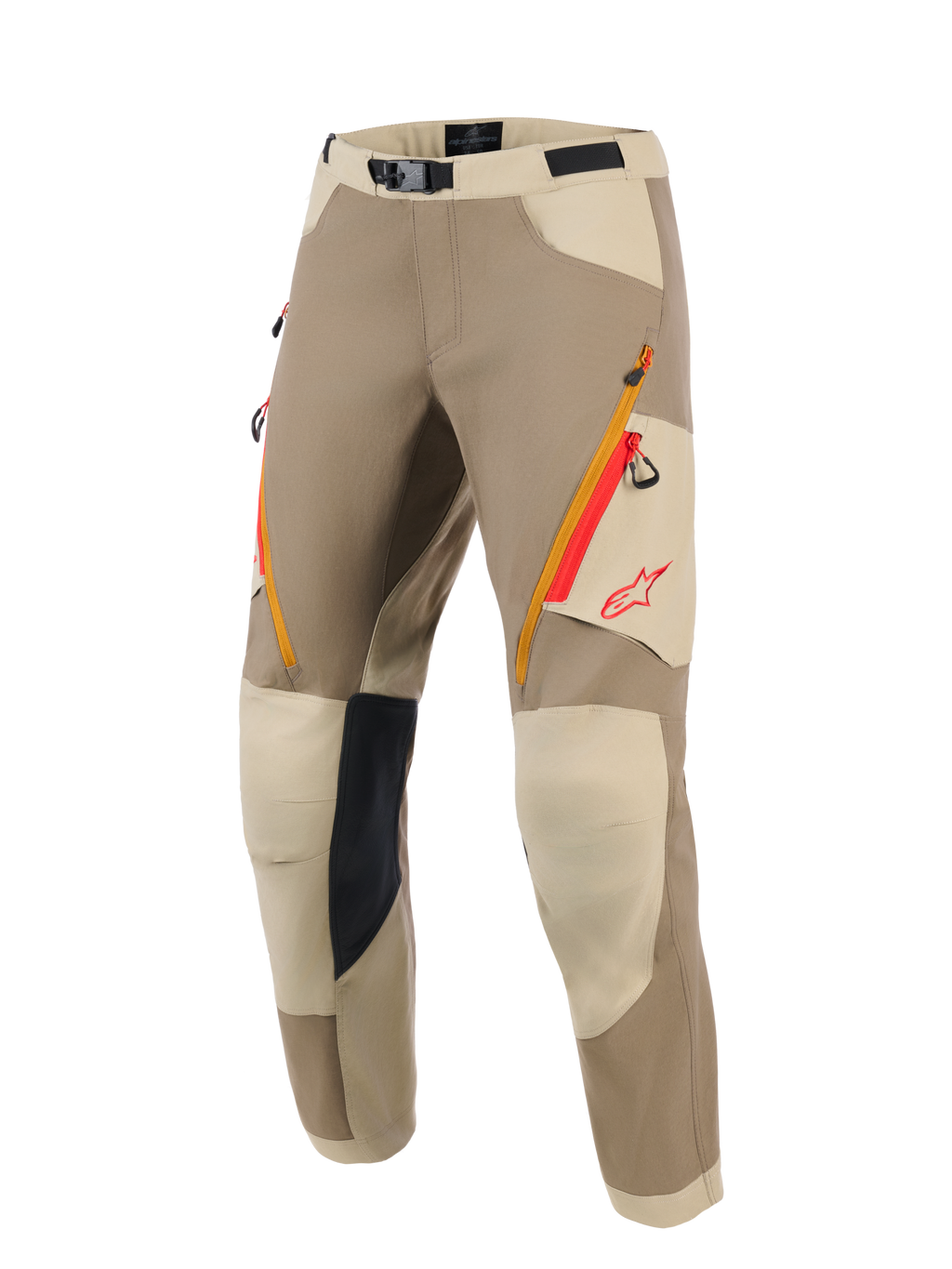 Calças Alpinestars Maxdura Dual, calças de motociclismo de aventura, em tons de castanho Walnut e Aluminum, com bolsos de correr nas coxas em laranja e vermelho, painéis de joelho reforçados em bege claro com aderência interior preta e logótipo Alpinestars vermelho, concebidas para condução dual-sport