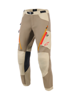 Calças Alpinestars Maxdura Dual, calças de motociclismo de aventura, em tons de castanho Walnut e Aluminum, com bolsos de correr nas coxas em laranja e vermelho, painéis de joelho reforçados em bege claro com aderência interior preta e logótipo Alpinestars vermelho, concebidas para condução dual-sport