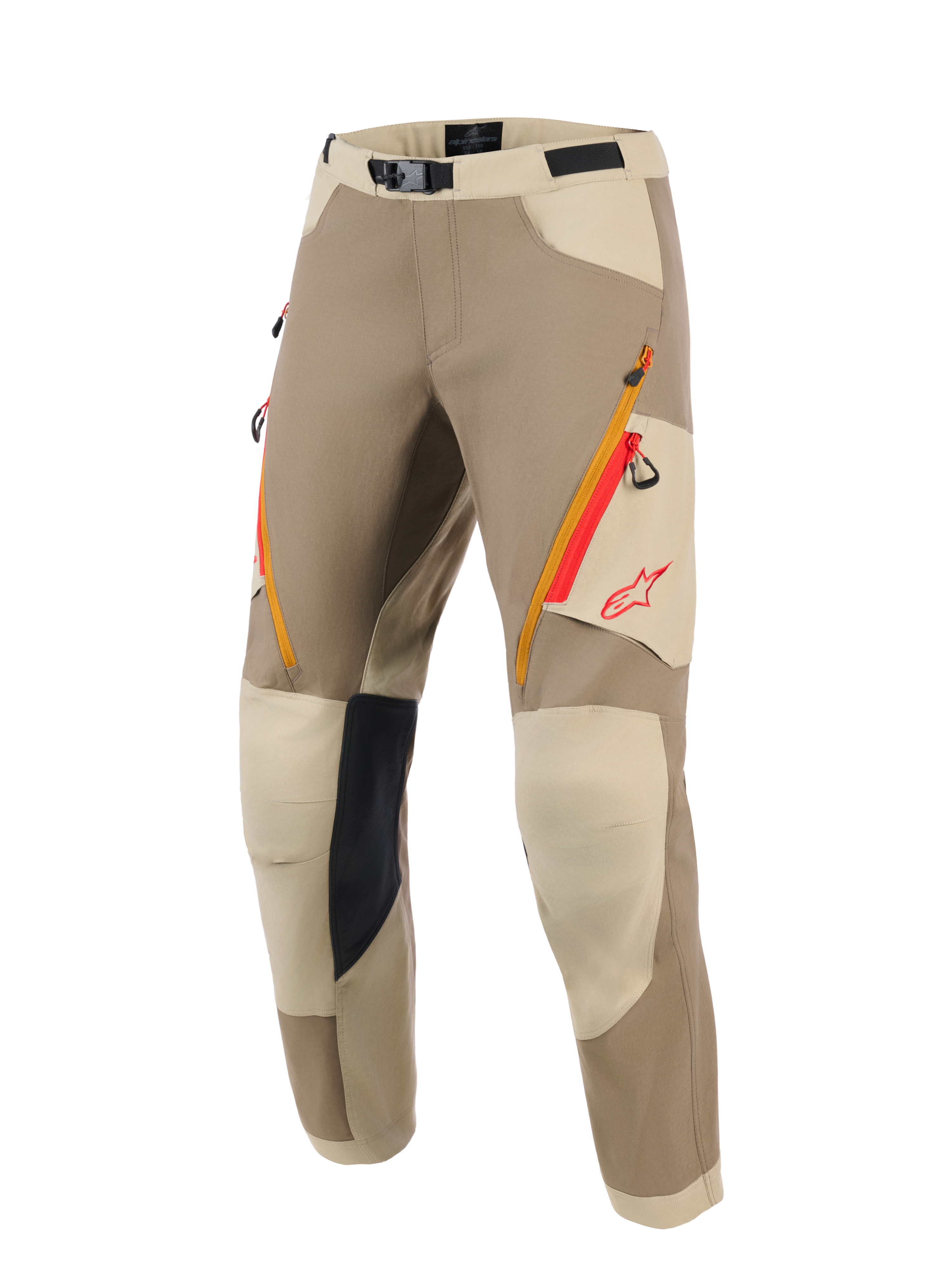 Calças Alpinestars Maxdura Dual, calças de motociclismo de aventura, em tons de castanho Walnut e Aluminum, com bolsos de correr nas coxas em laranja e vermelho, painéis de joelho reforçados em bege claro com aderência interior preta e logótipo Alpinestars vermelho, concebidas para condução dual-sport