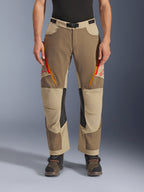 Alpinestars Maxdura Dual Pants, Walnut Aluminum, calças de motociclismo de aventura com aberturas de ventilação nas coxas com fechos vermelhos e cor de laranja, painéis interiores nos joelhos em pele preta, usadas com uma camada base preta e botas robustas, design durável em vários tons para condução dual-sport