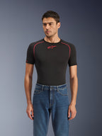 Alpinestars Flex-AST 5 Denim Pants, Indigo Washed, calças de ganga urbanas para motociclismo vestidas por um modelo com uma camada de base técnica preta, estilo clássico de cinco bolsos com um corte moderno afunilado