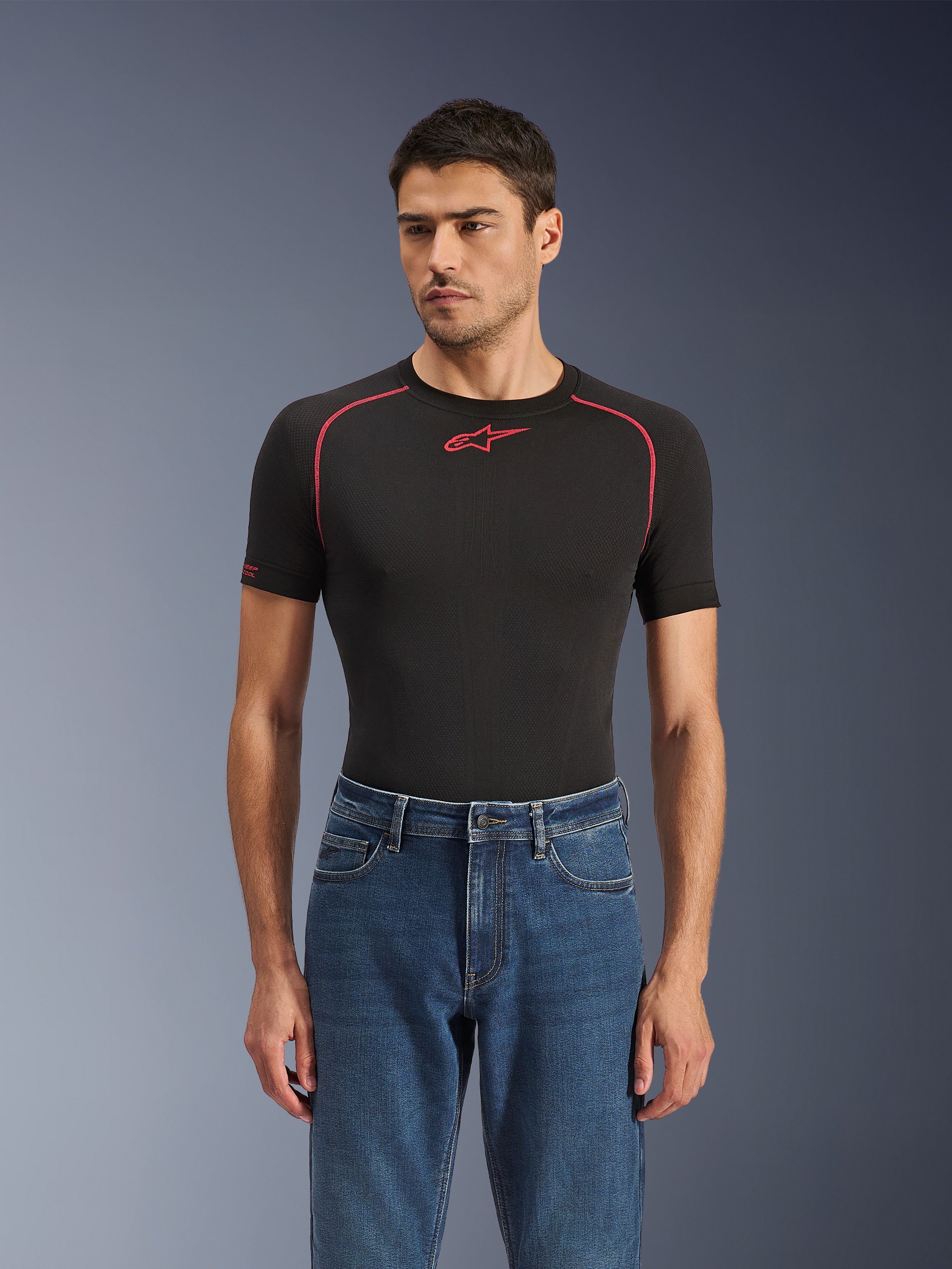 Alpinestars Flex-AST 5 Denim Pants, Indigo Washed, calças de ganga urbanas para motociclismo vestidas por um modelo com uma camada de base técnica preta, estilo clássico de cinco bolsos com um corte moderno afunilado