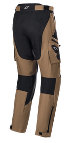 Calças Alpinestars Venture XT Over Boot, camel e preto, calças de motociclismo de aventura e touring, vista traseira com bolsos cargo e painéis de reforço pretos, construção têxtil resistente à água com fechos de correr ajustáveis na parte inferior da perna para ajuste sobre a bota