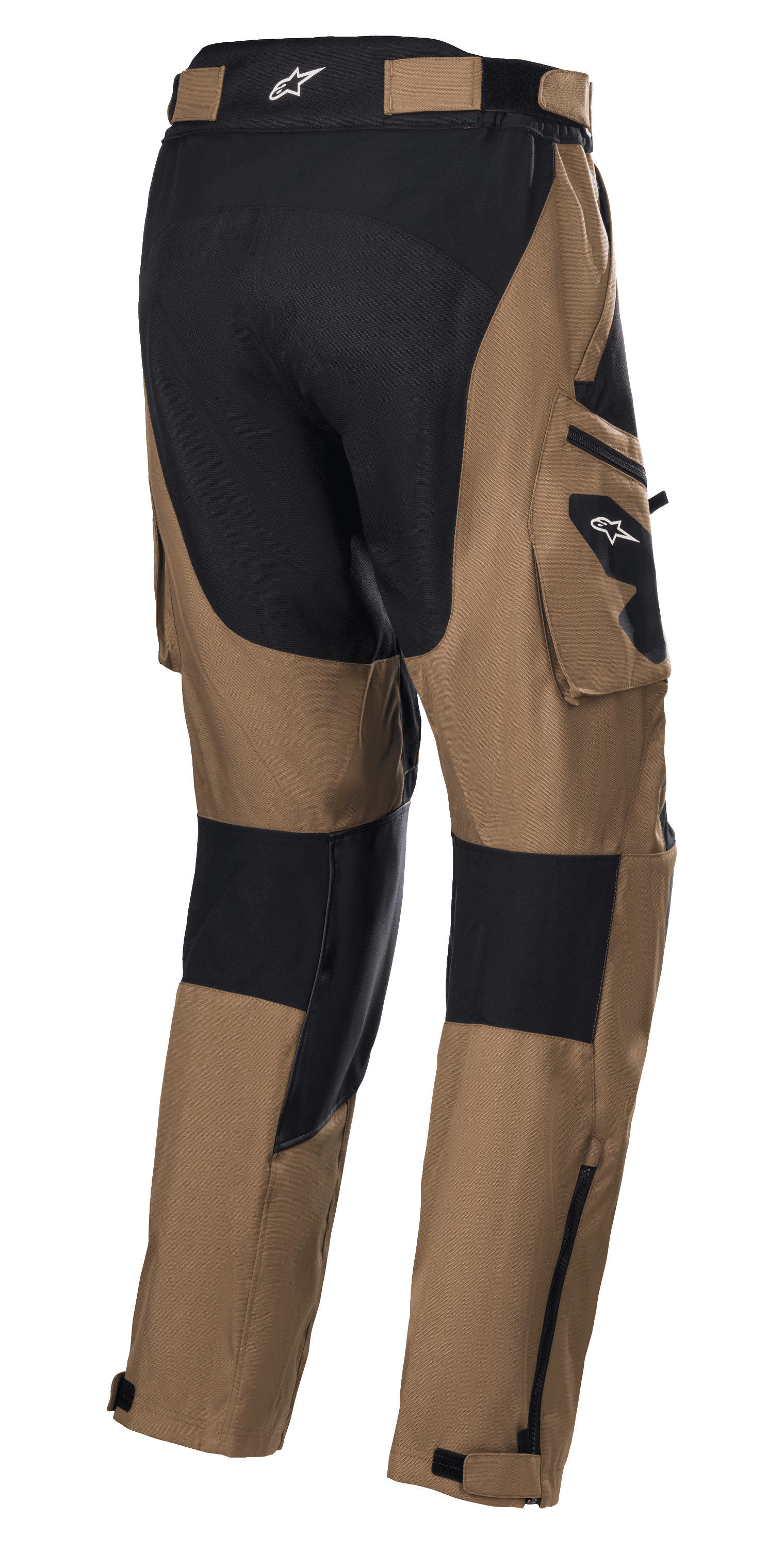 Calças Alpinestars Venture XT Over Boot, camel e preto, calças de motociclismo de aventura e touring, vista traseira com bolsos cargo e painéis de reforço pretos, construção têxtil resistente à água com fechos de correr ajustáveis na parte inferior da perna para ajuste sobre a bota