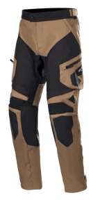 Alpinestars Venture XT Pants Over Boot, calças de motociclismo de turismo e aventura, camel e preto, com painéis reforçados nos joelhos e coxas, bolso cargo lateral com o logótipo Alpinestars e cinta de ajuste na cintura.