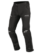 Alpinestars Ramjet Air Pants, calças de motociclismo, pretas, com painéis de ventilação em malha, inserções elásticas em acordeão nos joelhos, logótipos brancos nas coxas e joelhos, bolsos com fecho de correr e construção têxtil durável de múltiplos painéis para touring em estrada